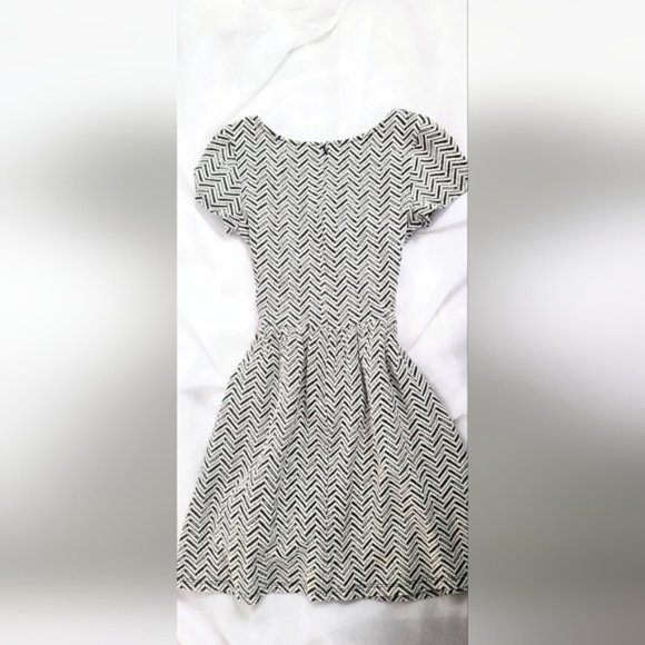 NWOT! Basil Lola Women's Shift Dress Size Small - Picture 3 of 3